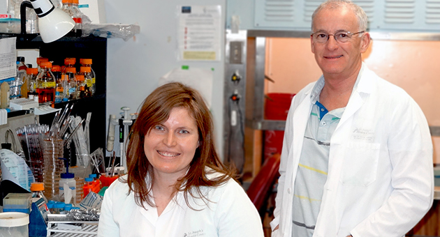 Photo of Camilla Urbaniak and Gregor Reid in the lab